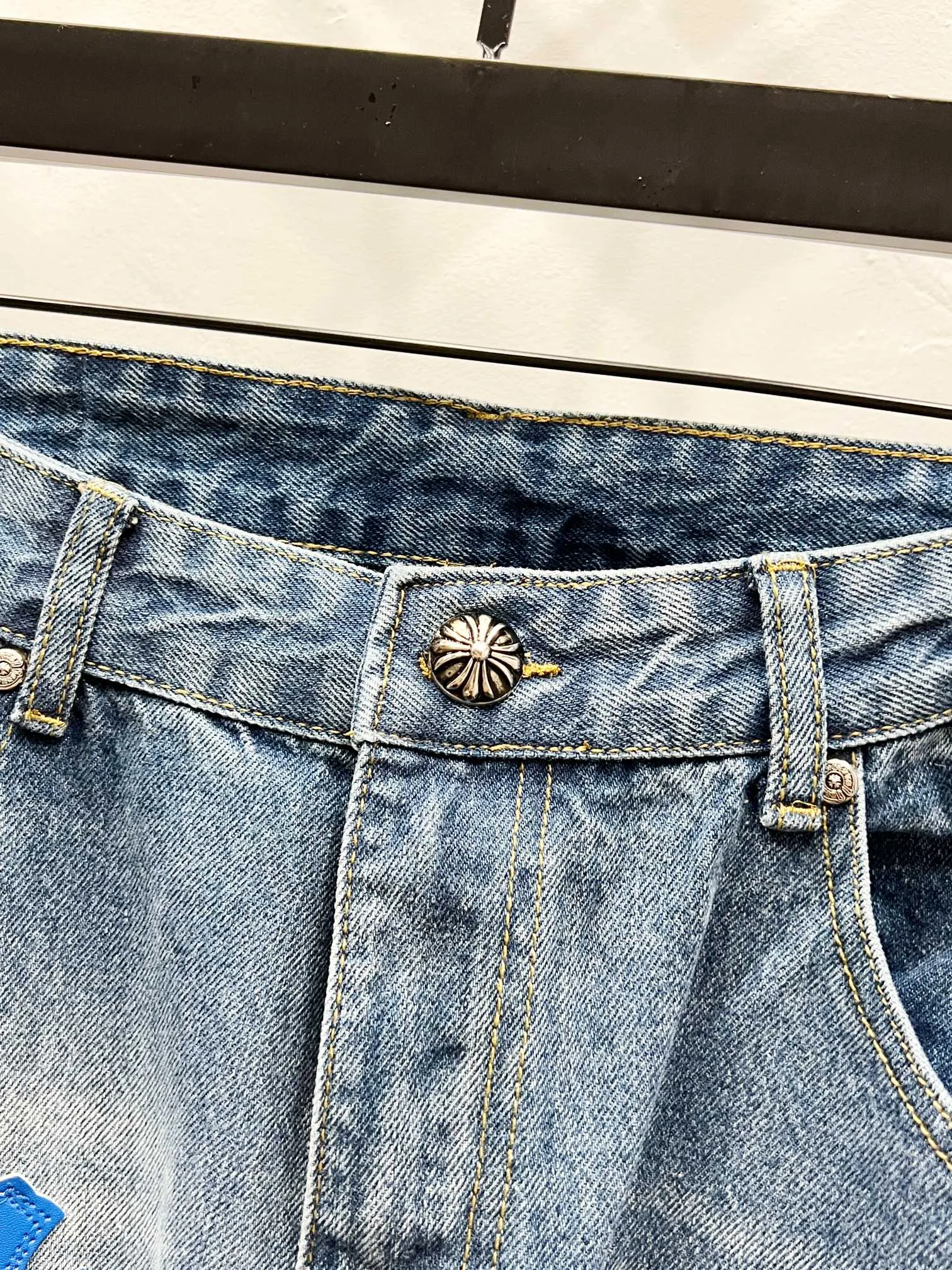 P250 Style Number: (K1020) Chrome Hearts Chrome Hearts high-end limited edition jeans exude uninhibited personality and unique charm. Every wear and tear is carefully designed to present a unique artistic feel. Made of imported denim fabric, which has undergone heavy industrial washing and destruction treatment, the trousers show a super cool effect on the upper body, allowing you to dominate the fashion stage.  This is more than just a pair of jeans, it is an expression of attitude. With its unique design concept and ultimate pursuit of details, Croxin breaks traditional boundaries and defines the jeans trend in the new era. The trousers are made of double-layer woven fabric and matched with customized hardware, showing an incomparably beautiful and unique style, making every wearer the focus of fashion. Imported denim fabric, super heavy-duty washed and damaged, the upper body is super cool! Customized hardware, incomparably good-looking model. The production process is difficult. It has a high-street feel. Color: blue Size: S M L XL